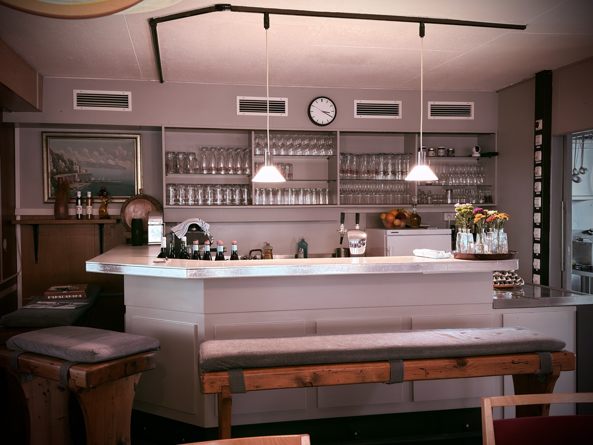 Bar mit Gläserregal