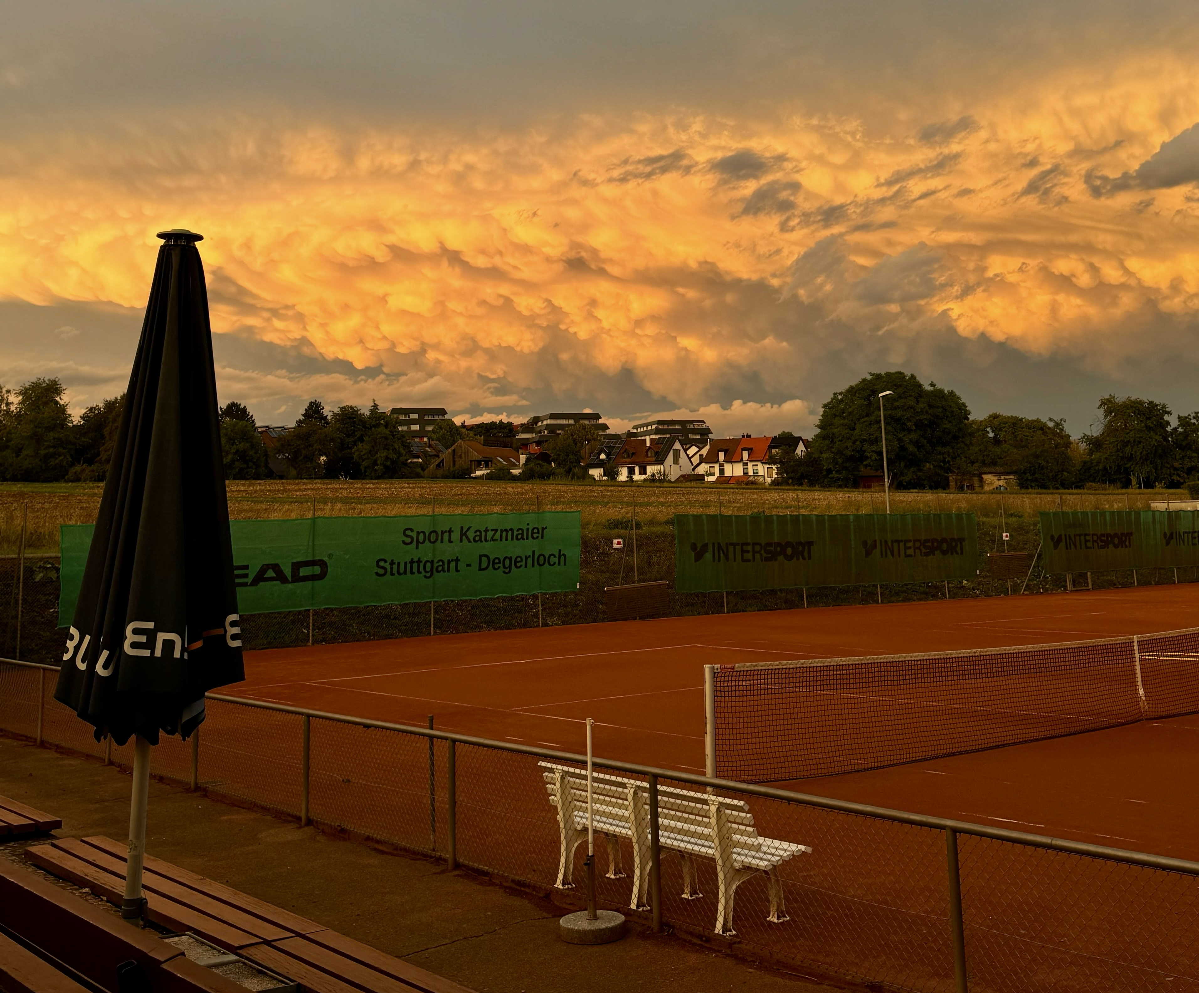 Blick auf den Tennisplatz