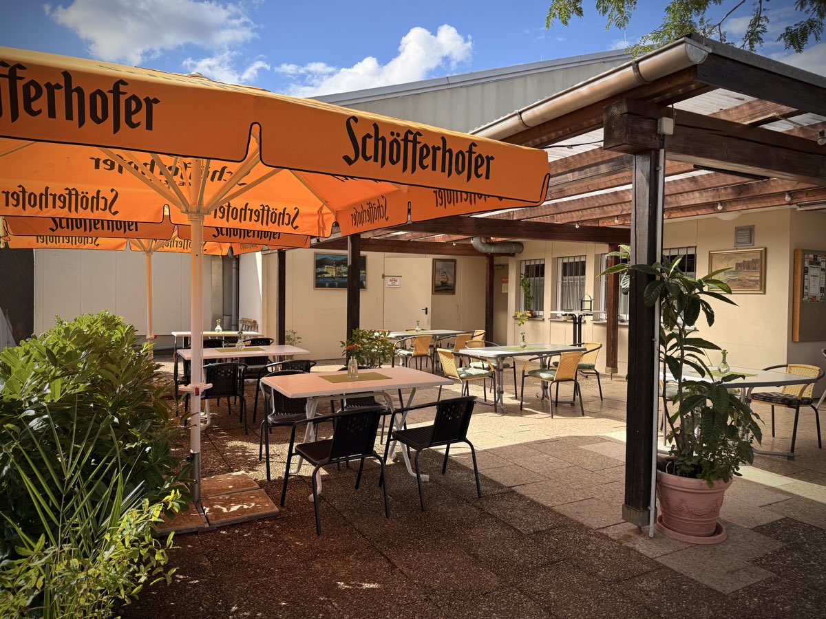 Terrasse der Tennishütte bei Milena am Abend