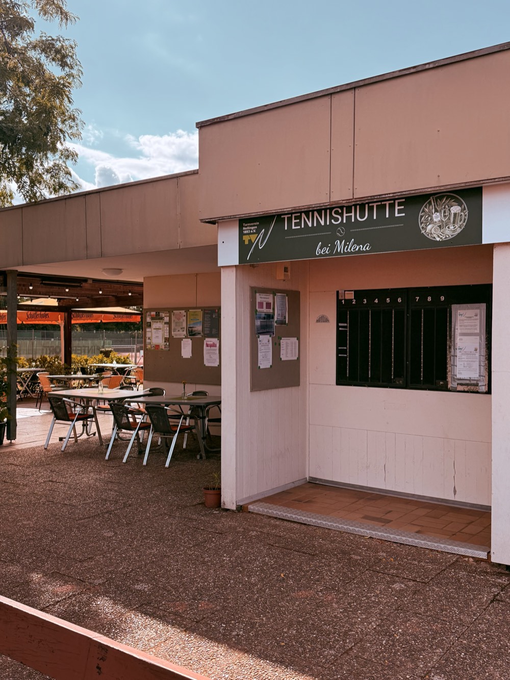 Eingang der Tennishütte bei Milena